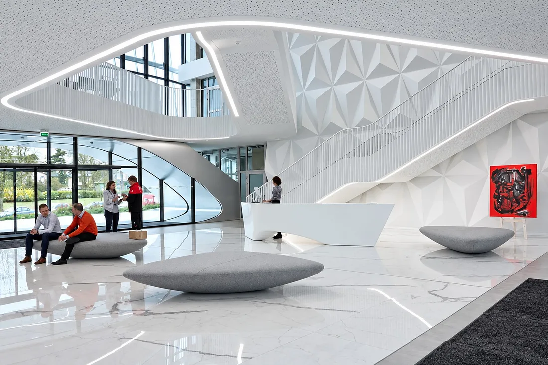 Green Hall 2, Vilnius – registratūros stalas iš Corian Glacier White
